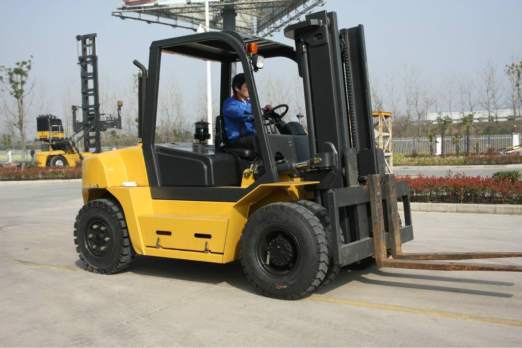 無錫設(shè)備搬運過程中叉車作業(yè)事故多發(fā)的原因有哪些？